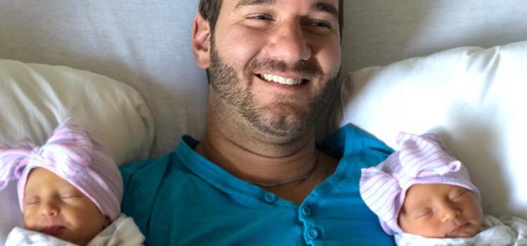 Nick Vujičič a jeho manželka Kanae mají dvojčata Olivii a Ellii