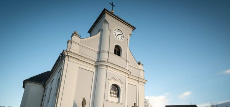 U šikmého kostela v Karviné začali dělníci s výměnou střechy